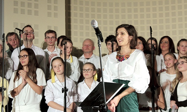 ▲	Gabriela Blacha z zespołem podczas Wesołego Wędrownika w Centrum Edukacyjnym im. Jana Pawła II w Gliwicach w 2017 roku. 