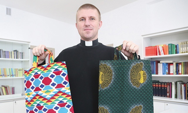 ▲	Ks. Paweł pokazuje jakie rzeczy szyją panie uczestniczące w kursie szycia.