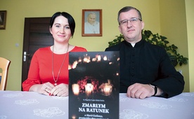 ▲	 Jolanta Turska i ks. Bogusław Cygan napisali książeczkę o Marii Cieślance. Jest do nabycia na parafii w Siemiechowie.