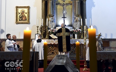 Ks. Dominik Ostrowski w czasie celebrowania Mszy św. w kościele pw. Krzyża Świętego.
