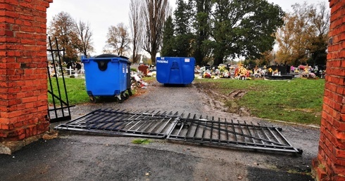 Sprawcy wandalizmu na cmentarzu w Kopernikach zgłosili się do proboszcza i przeprosili