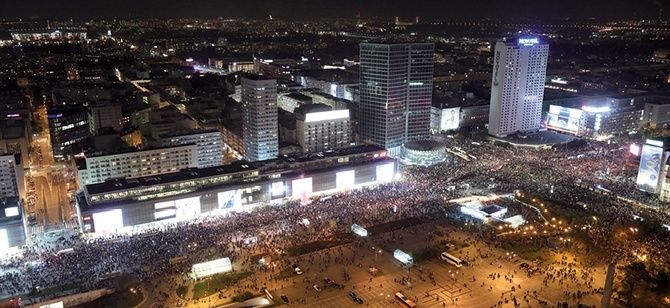 30 października, Warszawa. Uczestnicy protestu pod hasłem „Na Warszawę!” idą ulicą Marszałkowską.