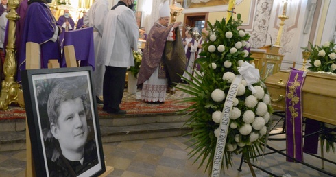 Liturgii pogrzebowej śp. ks. Jarosława Grabki przewodniczył bp Henryk Tomasik.