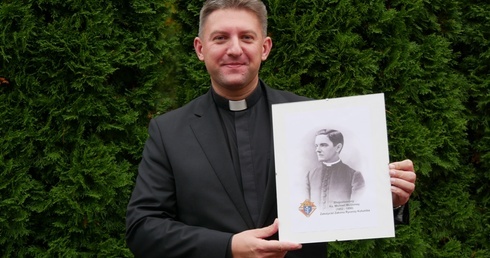 Kapłan prezentuje portret bł. ks. Michaela McGivneya, który został wyniesiony na ołtarze 31 października br.