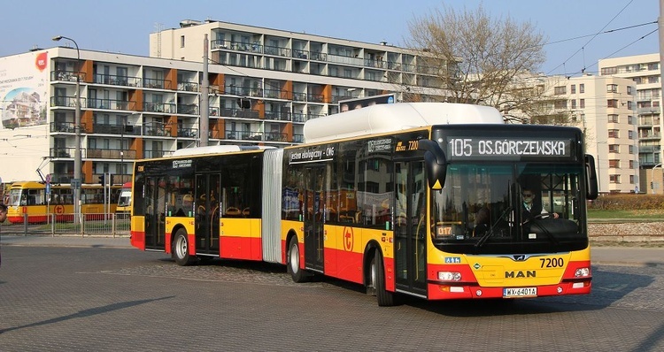 Chorzy mogą być dowożeni do szpitala polowego w Warszawie specjalnie wyposażonymi miejskimi autobusami.