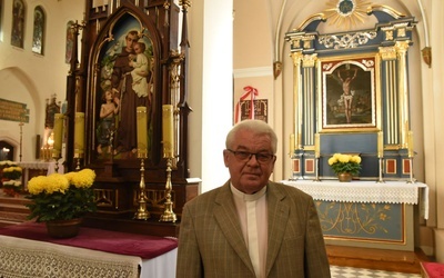 O renowacji ołtarza opowiada ks. proboszcz Tadeusz Górka.