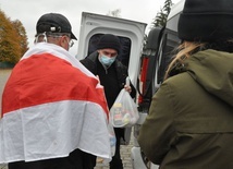 Przekazanie paczek uchodźcom z Białorusi.