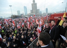 W warszawskim Marszu Niepodległości co roku szły dziesiątki tysięcy osób.