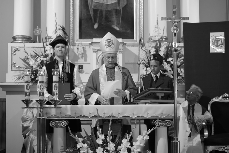 Śp. bp Józef Zawitkowski często do prezbiterium zapraszał dzieci, młodzież, delegacje...