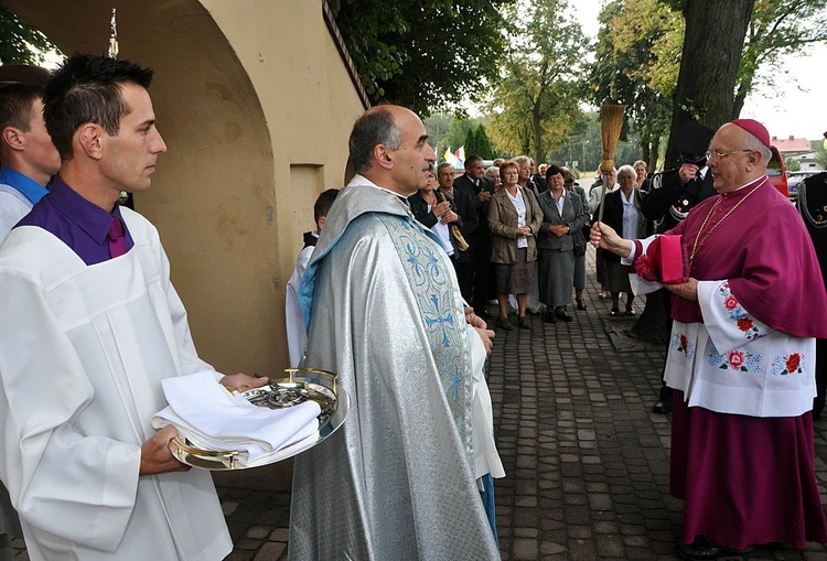 Bp Józef Zawitkowski w kadrach R. Taflińskiego