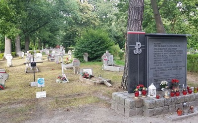 Ks. Tomasz Sapeta spoczywa na Cmentarzu Osobowickim we Wrocławiu.
