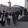 Po Mszy św. uczestnicy wyjdą procesyjnie na ulicę, by odmówić modlitwę różańcową.