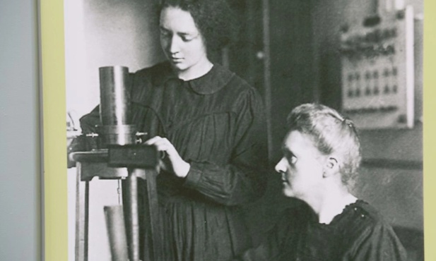 Maria ze swoją córką Ireną w laboratorium.