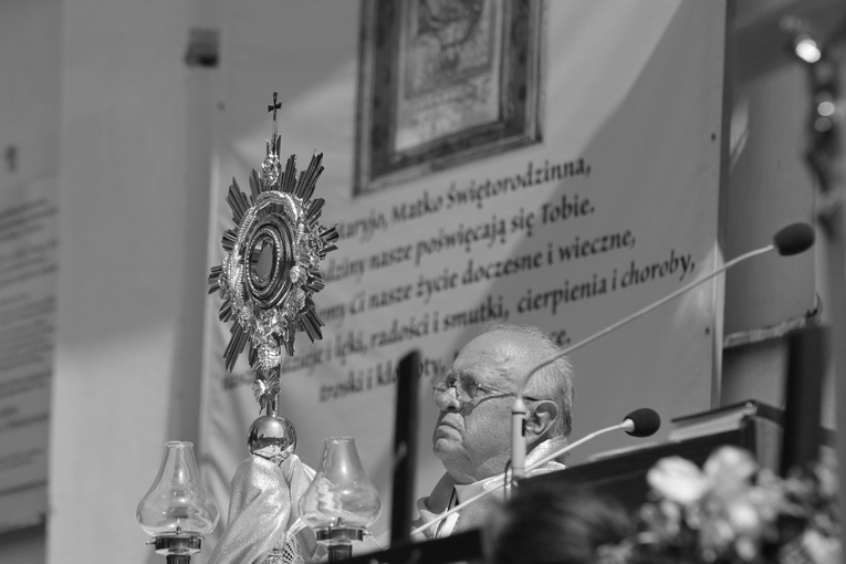 Bp Józef uczył nas szacunku i miłości do Chleba Eucharystycznego, ale i powszedniego.