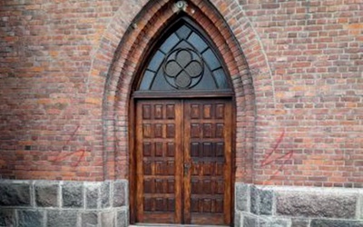 Sprofanowane wejście do kościoła.