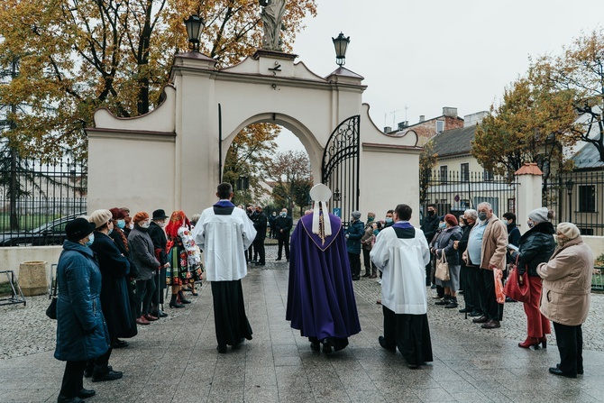 Łowicz. Uroczystości żałobne śp. bp. Józefa Zawitkowskiego