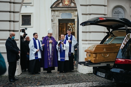 Łowicz. Uroczystości żałobne śp. bp. Józefa Zawitkowskiego