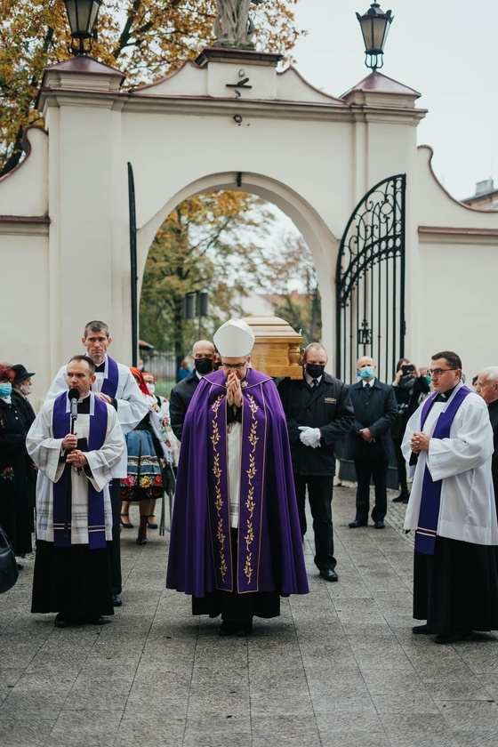 Łowicz. Uroczystości żałobne śp. bp. Józefa Zawitkowskiego