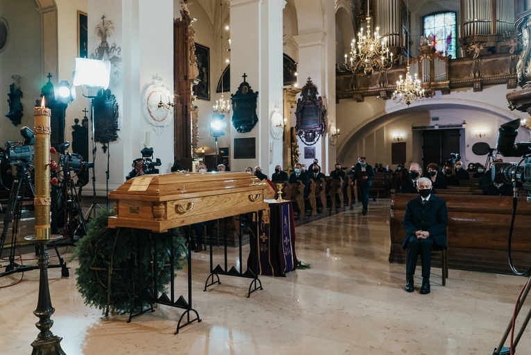 Łowicz. Uroczystości żałobne śp. bp. Józefa Zawitkowskiego
