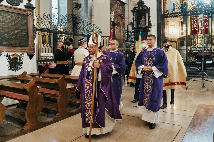 Łowicz. Uroczystości żałobne śp. bp. Józefa Zawitkowskiego