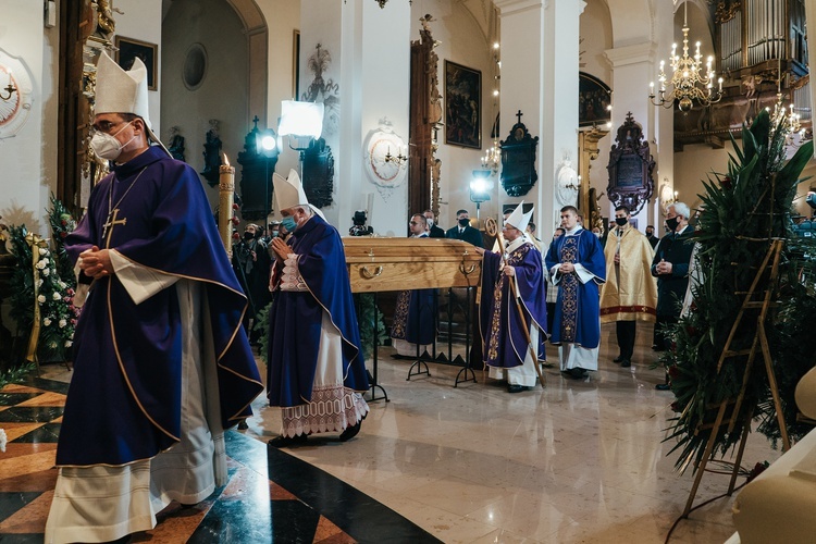 Łowicz. Uroczystości żałobne śp. bp. Józefa Zawitkowskiego