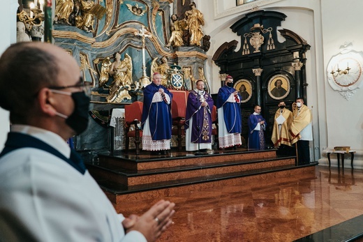 Łowicz. Uroczystości żałobne śp. bp. Józefa Zawitkowskiego