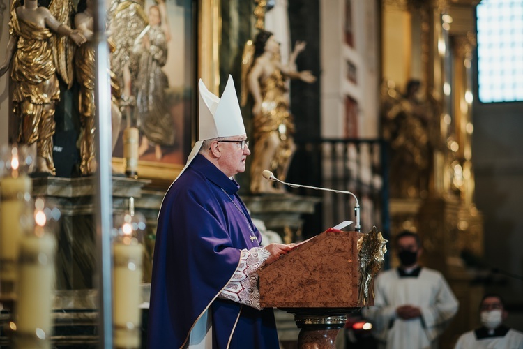 Łowicz. Uroczystości żałobne śp. bp. Józefa Zawitkowskiego