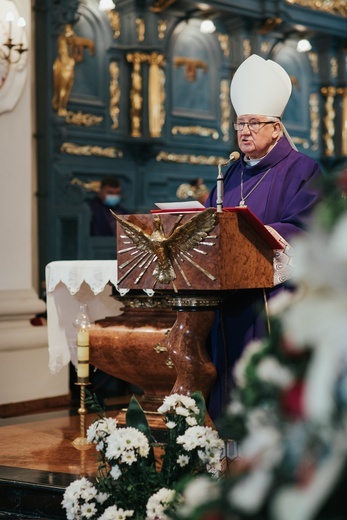 Łowicz. Uroczystości żałobne śp. bp. Józefa Zawitkowskiego