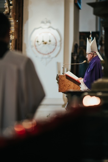 Łowicz. Uroczystości żałobne śp. bp. Józefa Zawitkowskiego