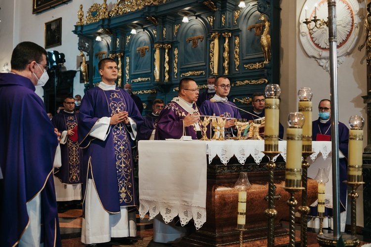 Łowicz. Uroczystości żałobne śp. bp. Józefa Zawitkowskiego