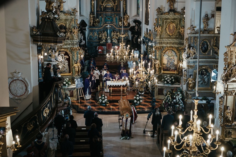 Łowicz. Uroczystości żałobne śp. bp. Józefa Zawitkowskiego