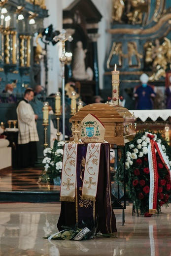 Łowicz. Uroczystości żałobne śp. bp. Józefa Zawitkowskiego