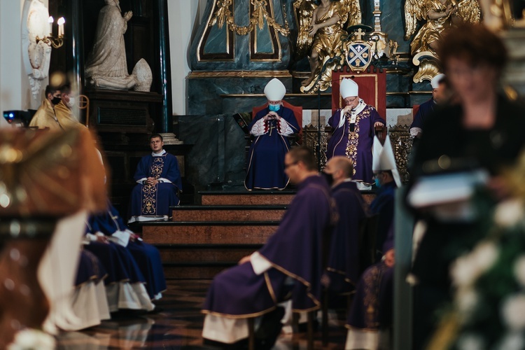 Łowicz. Uroczystości żałobne śp. bp. Józefa Zawitkowskiego