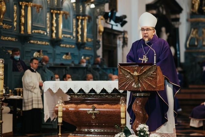 Łowicz. Uroczystości żałobne śp. bp. Józefa Zawitkowskiego