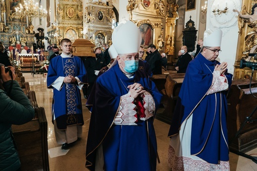 Łowicz. Uroczystości żałobne śp. bp. Józefa Zawitkowskiego