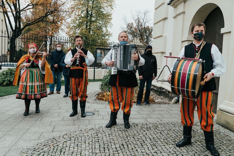 Łowicz. Uroczystości żałobne śp. bp. Józefa Zawitkowskiego