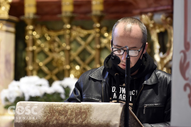 Męski Różaniec w kościele