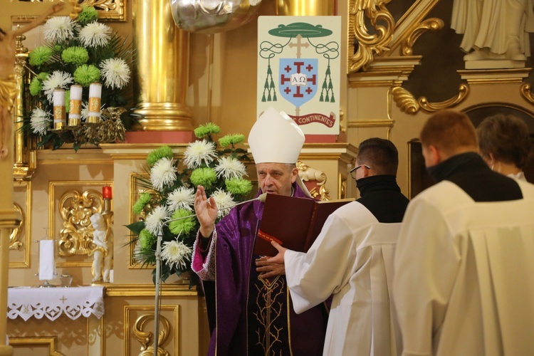 Ostatnie pożegnanie śp. ks. Jana Sosnowskiego w Hałcnowie