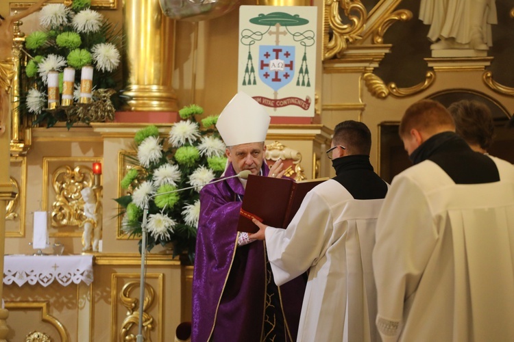 Ostatnie pożegnanie śp. ks. Jana Sosnowskiego w Hałcnowie