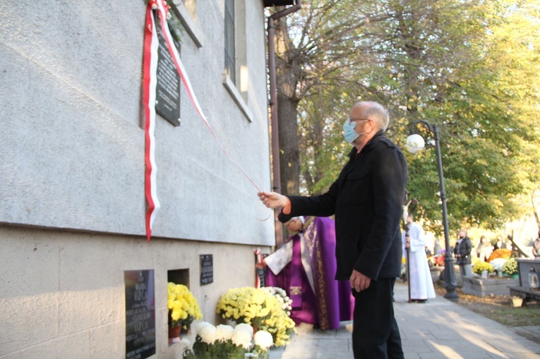 Odsłonięcie tablic pamiątkowych na cmentarzu w Żabnie