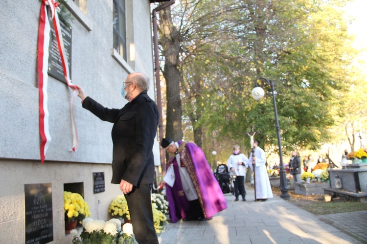 Odsłonięcie tablic pamiątkowych na cmentarzu w Żabnie