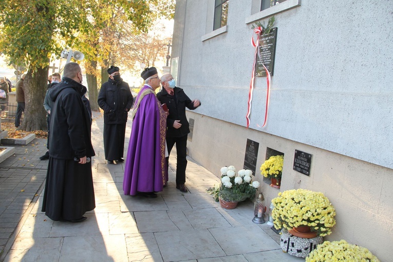 Odsłonięcie tablic pamiątkowych na cmentarzu w Żabnie