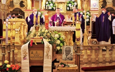 ▲	Mszy św. w intencji ks. Jana Sosnowskiego w Hałcnowie przewodniczył bp Roman Pindel.