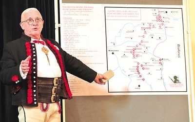 Władysław Motyka przedstawił mapę szlaku. 