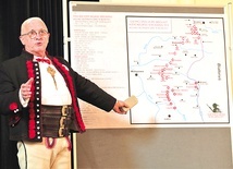 Władysław Motyka przedstawił mapę szlaku. 