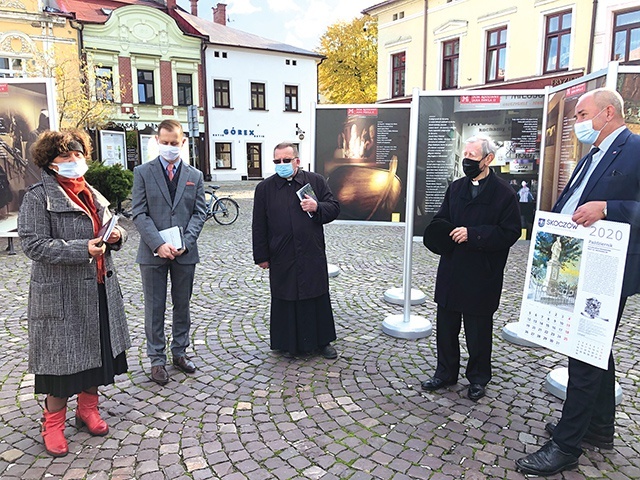 Konferencja prasowa  na skoczowskim rynku.