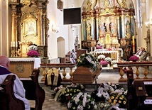 ▲	Pogrzeb w kościele redemptorystów – sanktuarium Matki Bożej Nieustającej Pomocy. 