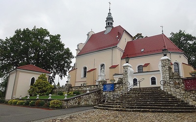 Grobowiec Stockmansów z 1809 r. i miejscowy kościół.