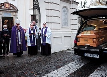 ▲	Uroczystości pogrzebowe odbyły się w Łowiczu i Żdżarach.
