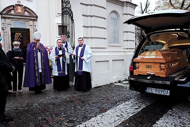 ▲	Uroczystości pogrzebowe odbyły się w Łowiczu i Żdżarach.